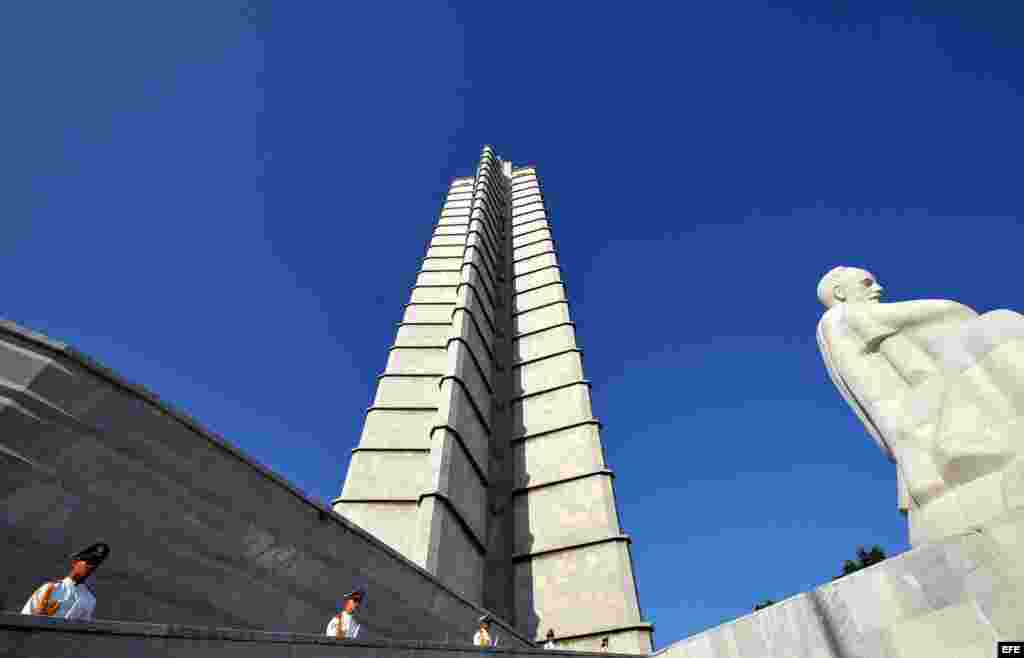 Soldados en la Plaza José Martí de La Habana, lugar donde los mandatarios visitantes ofrendan la memoria del héroe nacional de Cuba.