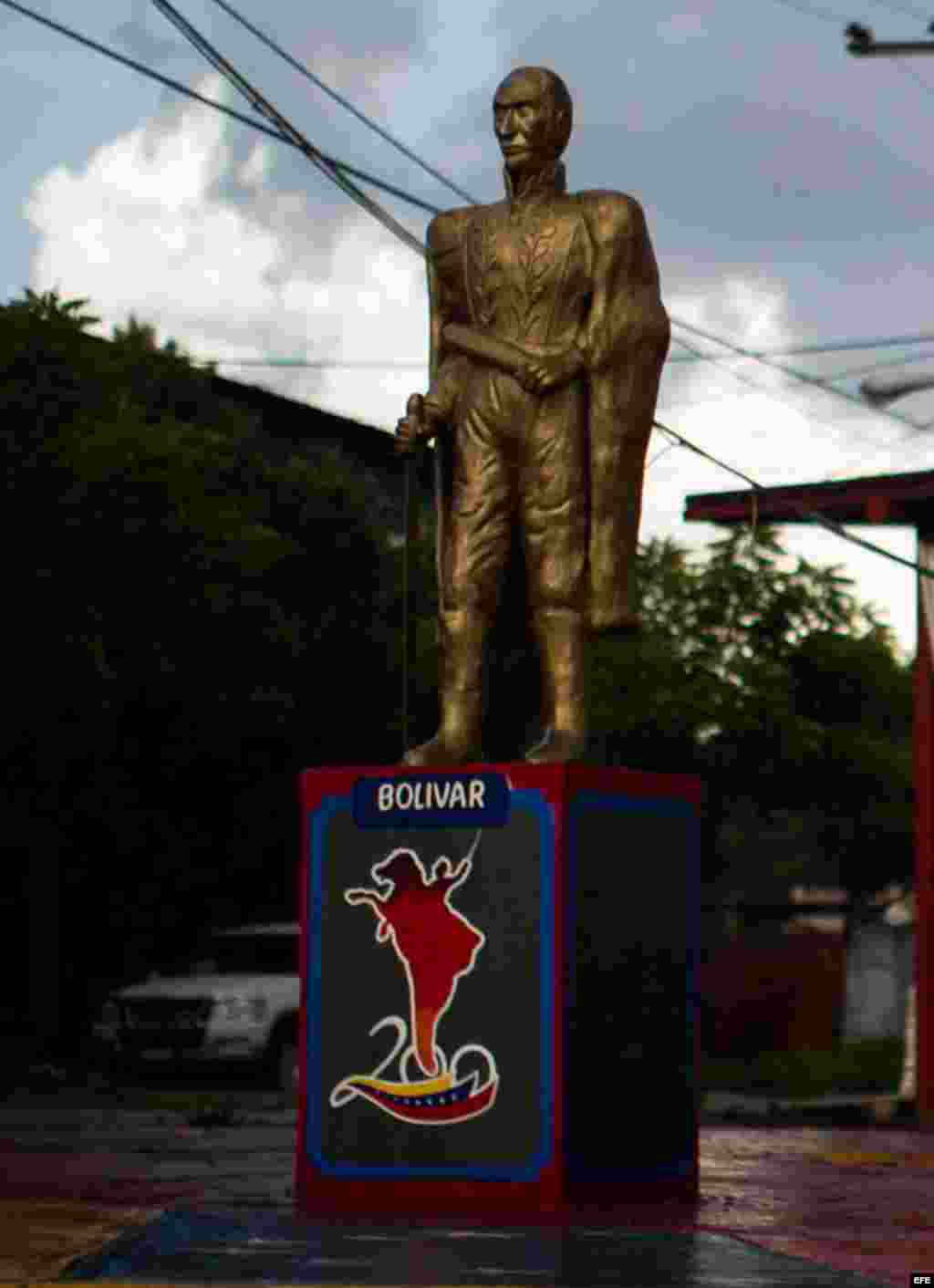 La estatua de Simón Bolívar .