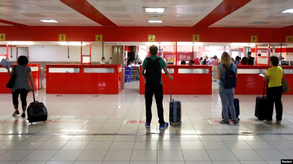 Pasajeros esperan la salida en el Aeropuerto Internacional José Martí de La Habana. (REUTERS/Stringer)