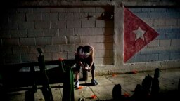 Un cubano se conecta a Internet desde su celular. AP Photo/Ramon Espinosa