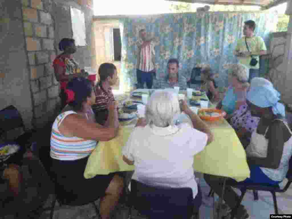 Exiliados cubanos facilitan un almuerzo semanal a necesitados en Camagüey. 