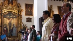 Fotografía cedida por la oficina de prensa de Miraflores, que muestra al vicepresidente de Venezuela, Nicolás Maduro (3i), mientras celebra la misa de Navidad y pide por la pronta recuperación del presidente Hugo Chávez.