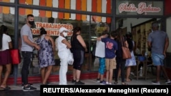 Una cola para comprar alimentos en La Habana. REUTERS/Alexandre Meneghini