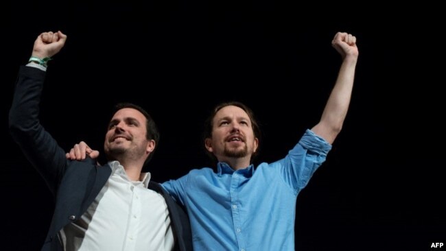 Garzón junto al líder de "Unidas Podemos" y actual vicepresidente del nuevo gobierno, Pablo Iglesias, en un acto de campaña en Torremolinos en noviembre de 2018 (Foto: Jorge Guerrero/AFP).