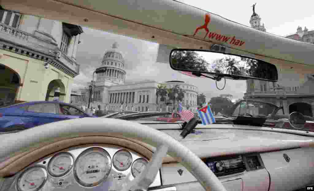 Fotografía donde se ve el capitolio cubano desde el interior de un auto clásico hoy, sábado 18 de julio del 2015, en La Habana (Cuba).