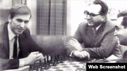 Bobby Fischer (i) vs Mark Taimanov (d).