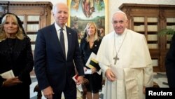 El presidente Joe Biden junto al Papa Francisco. Vatican Media/­Handout via REUTERS 