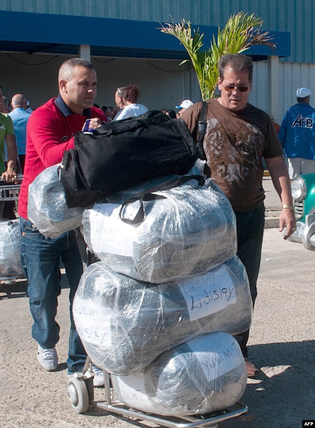 Foto Archivo. Cubanos a su llegada al Aeropuerto Internacional José Martí. AFP PHOTO/ADALBERTO ROQUE