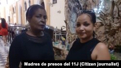 Maira Moré y Disney Azahares Moré, madre y hermana respectivamente de Dixan Gaínza Moré, vestidas de negro para orar por los presos del 11J el 26 de diciembre de 2021.