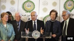 El secretario general de la Liga Árabe, Nabil al Arabi (c), hace una declaración a la prensa, acompañado por el mediador internacional para Siria, Lajdar Brahimi (dcha), y con los miembros del Grupo de Ancianos.
