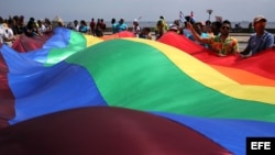 Activistas LGBTI ondean la bandera que los representa en El Malecón.