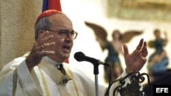 El cardenal cubano Jaime Ortega y Alamino oficia una misa, en homenaje al fallecido Papa Juan Pablo II. (2005). 