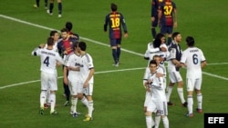Los jugadores del F. C. Barcelona y del Real Madrid, a la finalización del encuentro correspondiente a la vuelta de la semifinal de la Copa del Rey de fútbol, disputado en el Nou Camp, en Barcelona.