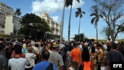 ARCHIVO. Cientos de personas hacen cola en un parque habanero frente a la Embajada de España en Cuba.