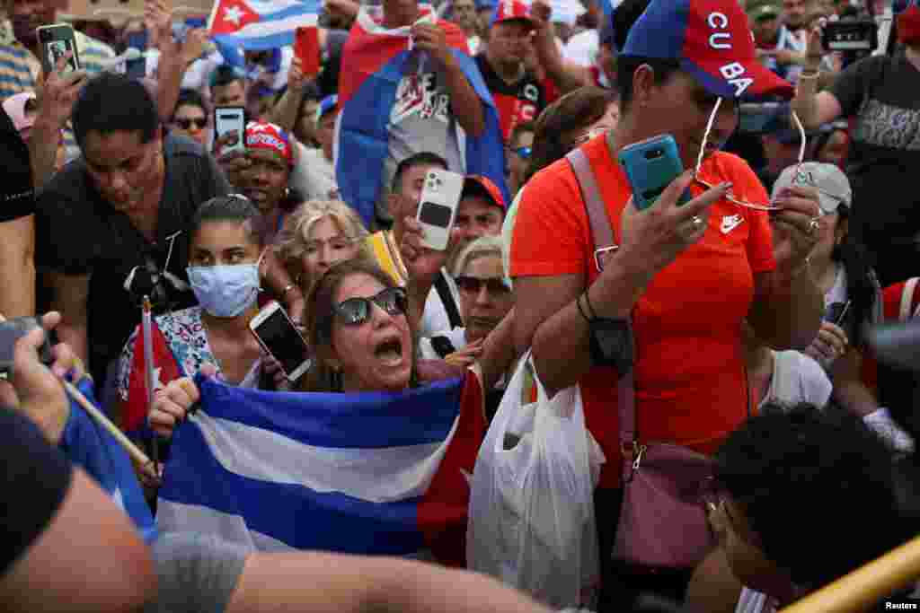 Una mujer grita durante un mitin de solidaridad con los manifestantes en Cuba, en el barrio de La Pequeña Habana en Miami, Florida, Estados Unidos el 14 de julio de 2021. Foto: REUTERS / Marco Bello.