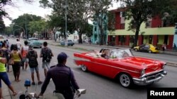 Turistas pasean en un auto antiguo en La Habana en octubre del 2019. 