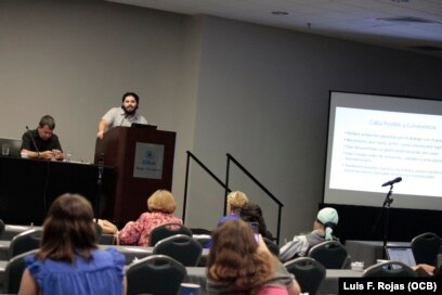 El profesor Lennier López expone su análisis de la "(post)normalización", por medio de los casos de las revistas "Cuba Posible" y " Convivencia". Foto: Luis F. Rojas.