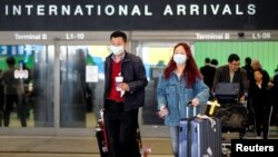 Pasajeros procedentes de China, arriban al aeropuerto internacional de Los Angeles, en California. (REUTERS/Ringo Chiu)