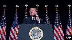 Donald Trump habla en el National Prayer Breakfast.