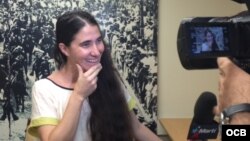 Yoani Sánchez durante un encuentro con profesores y estudiantes de la Universidad de Miami.