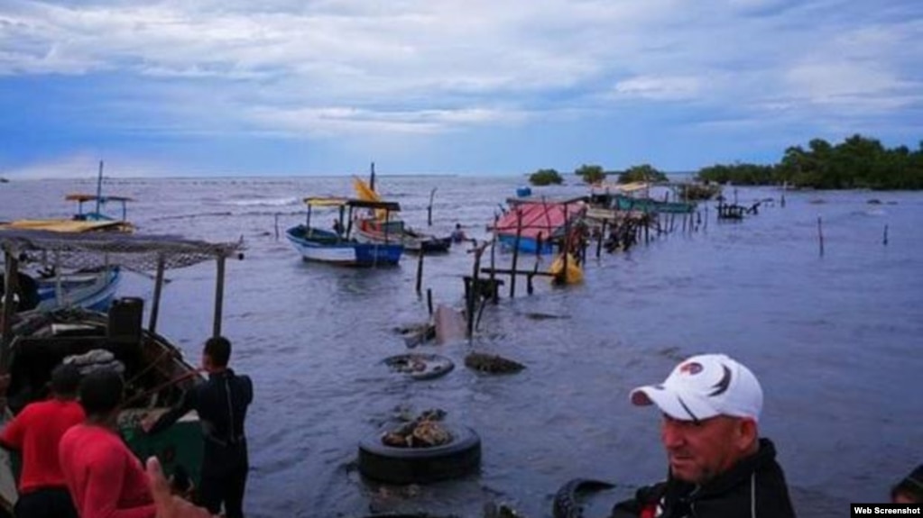 Una tormenta con vientos de 50 kilómetros por hora afectó Niquero, Media Luna y Manzanillo.