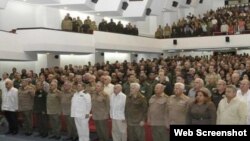 Raúl Castro posa junto a oficiales cubanos de las Fuerzas Armadas y del Ministerio del Interior.