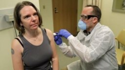 Jennifer Haller, la primera voluntaria que recibió una inyección de la vacuna experimental contra el coronavirus, en una imagen tomada de un mensaje de Associated Press en Twitter.