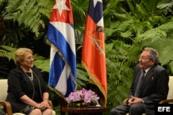 Raúl Castro (d), y la presidenta de Chile, Michelle Bachelet (i).