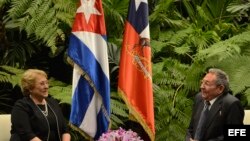 Raúl Castro (d), y la presidenta de Chile, Michelle Bachelet (i).