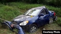 Así quedó el Hyundai Accent guiado por Carromero tras derrapar y chocar contra un árbol. La familia de Payá afirma que mensajes de texto enviados antes del accidente mencionaban a un auto que les venía siguiendo. en una parte de la carretera cubierta de