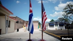 Banderas de Cuba y EEUU en el Museo Ernest Hemingway, en La Habana.