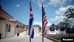 Banderas de Cuba y EEUU en una calle de La Habana. (Archivo)