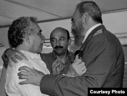 Gabriel García Márquez (i), el fugitivo ex presidente de México Carlos Salinas de Gortari (c) y Fidel Castro en el yate de éste.