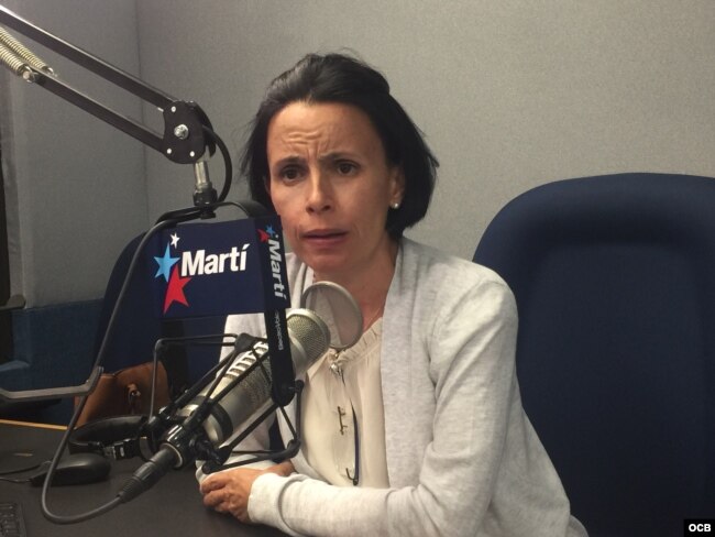 Omara Ruiz Urquiola en los estudios de Radio Martí