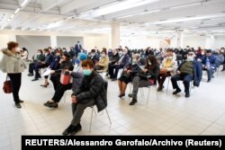La gente espera recibir una dosis de la vacuna contra la enfermedad del coronavirus AstraZeneca (COVID-19) en Fasano, Italia, el 13 de abril de 2020. REUTERS/Alessandro Garofalo.