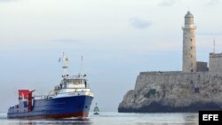 Vista del barco estadounidense "Ana Cecilia", cuando llega al puerto de La Habana en julio de 2012 con carga humanitaria.