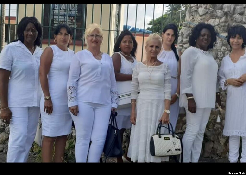 Leticia Ramos Herrería (segunda de izq a derecha) junto a Damas de Blanco