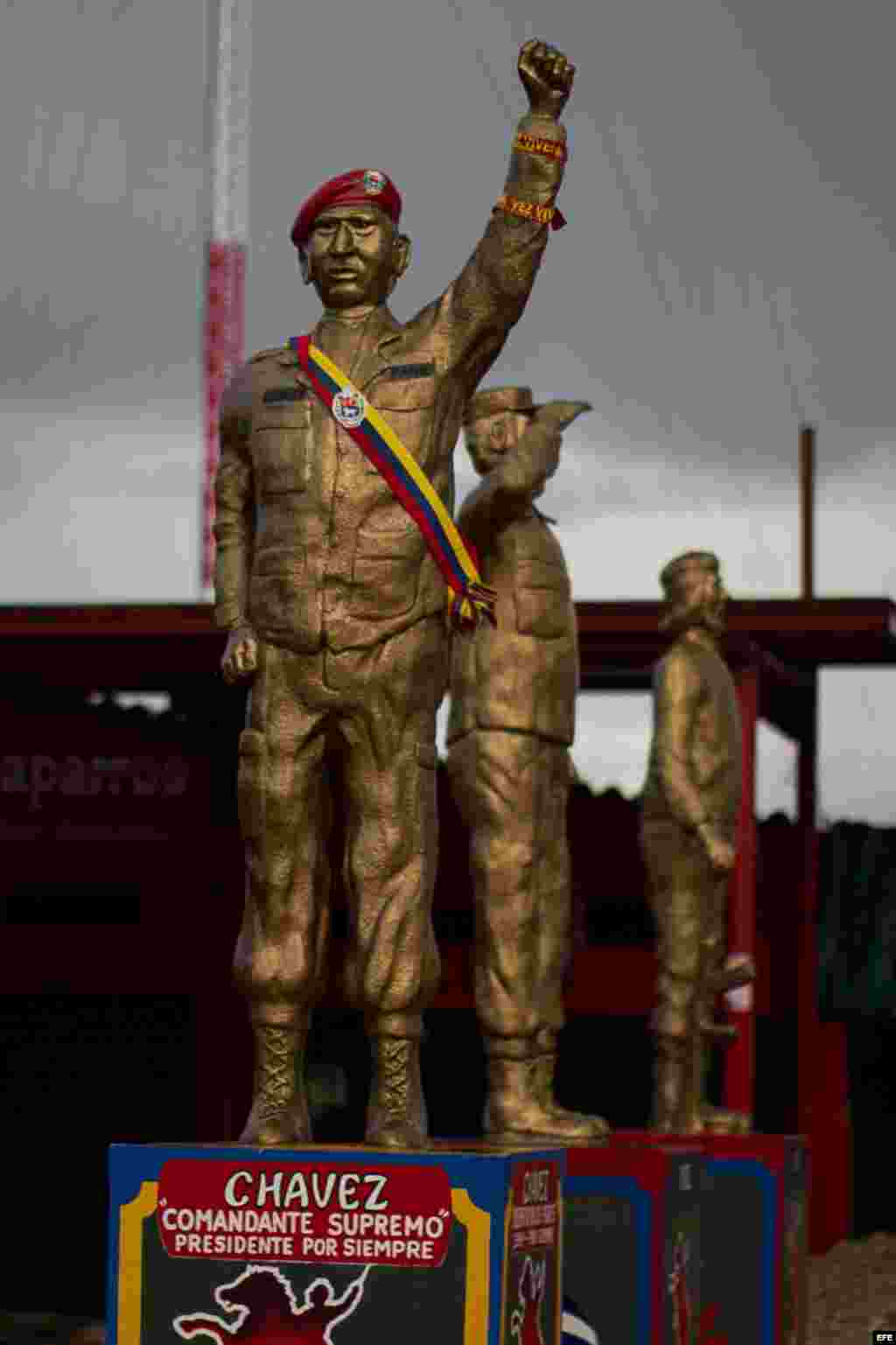 Un grupo de estatuas del fallecido mandatario de Venezuela, Hugo Chávez (i), del exgobernante de Cuba, Fidel Castro (c), y del guerrillero Ernesto "Che" Guevara, son exhibidas en una plaza de la localidad de El Amparo, estado Apure (Venezuela), fronterizo