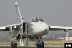 Un bombardero Su-24, igual que éste, fue derribado hoy en la frontera con Siria.