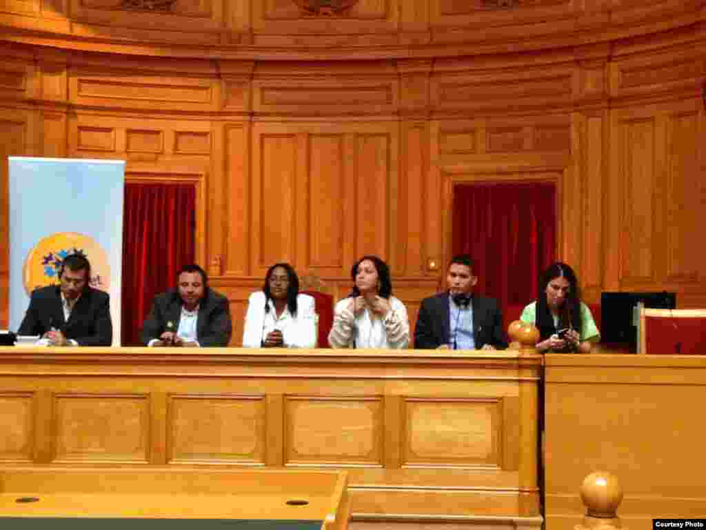 Activistas cubanos en el parlamento sueco, de izquierda a derecha: Antonio Rodiles, Roberto de Jesús, Laritza Diversent, Mirian Celaya, Eliecer Ávila y Yoani Sánchez.