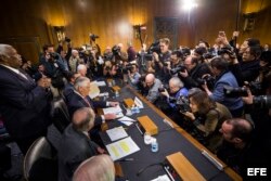 El exjefe de la petrolera ExxonMobil, Rex Tillerson (c), asiste a su primera audiencia de confirmación en el Senado de EEUU como futuro secretario de Estado del presidente electo, Donald Trump, en el edificio Dirksen, la oficina del Senado anexa al edifi