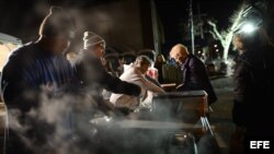 Voluntarios de una iglesia sirven comidas a los residentes necesitados en la sección Broad Channel de Queens, Nueva York (EE.UU.).