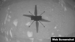 El helicóptero Ingenuity Mars de la Nasa capturó esta toma mientras flotaba sobre la superficie de Marte el 19 de abril de 2021 (Nasa/JPL nCalyech).