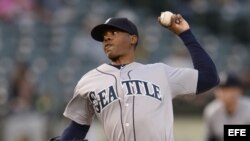 Roenis Elías, de los Marineros, en acción ante los Atléticos durante un partido de la MLB el 6 de mayo de 2014.