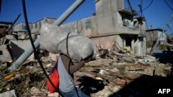 Un cubano recupera algunas de sus pertenencias dos días después del paso de un tornado en La Habana, el 29 de enero.