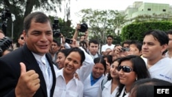 Archivo. El presidente de Ecuador, Rafael Correa conversa con jóvenes ecuatorianos que estudian medicina en Cuba en 2008.