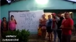 Exigiendo en Las Tunas la liberación del opositor Ernesto Pérez