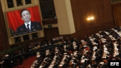 El primer ministro chino, Wen Jiabao (en pantalla), pronuncia un discurso durante la sesión inaugural de la Asamblea Nacional del Pueblo en Pekín.