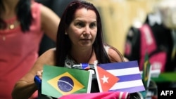 Médicos cubanos esperan en el aeropuerto de Brasilia para viajar de regreso a Cuba. Otros han decidido quedarse en Brasil.