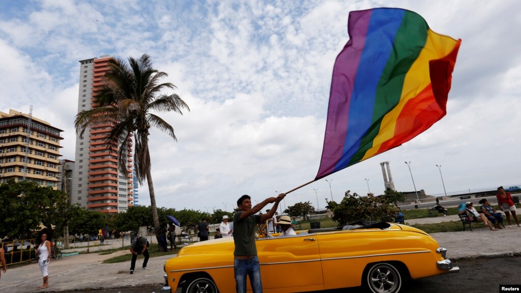 Participantes en la Marcha contra la Homofobia y la Transfobia en La Habana, mayo 13, 2017. REUTERS/Stringer.